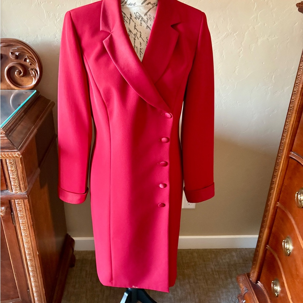 Structured fitted dress in a brilliant red